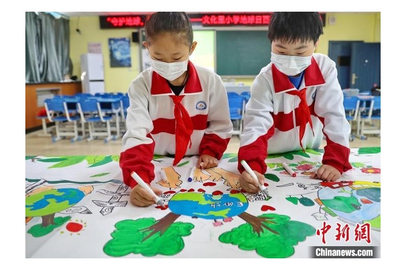 秦皇島小學生迎接“世界地球日” 彩繪長卷倡環保